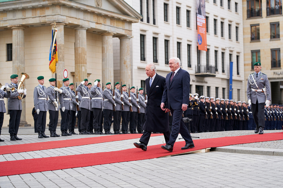 Bundespräsident Steinmeier empfängt König Charles III. mit militärischen Ehren am Brandenburger Tor in Berlin